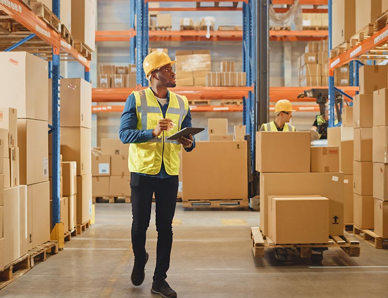Logistik Mitarbeiter • Bünder