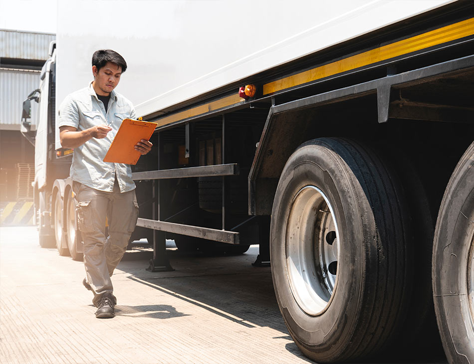 LKW wird kontrolliert • LKW-Fahrer (m/w/d) gesucht • Bünder